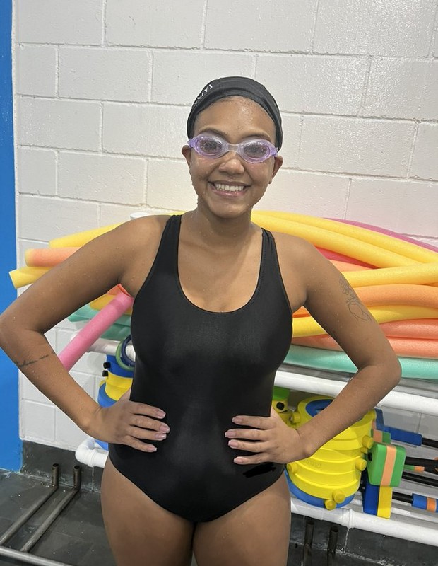Ex-BBB Jessi em primeira aula de natação (Foto: Reprodução/Twitter)