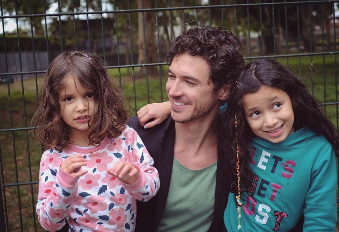 Luiz Perez com as sobrinhas (Foto: Reprodução/Instagram)
