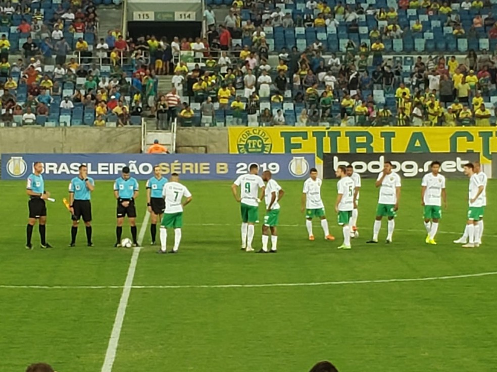 Cuiabá x Figueirense: apenas o time mandante entrou em campo — Foto: Olímpio Vasconcelos