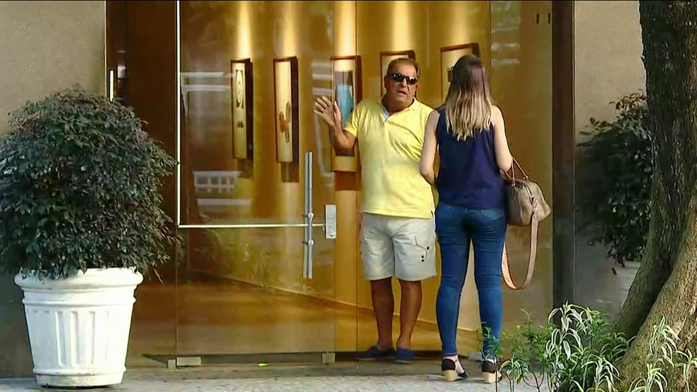 Marcelo GalvÃ£o, filho de Agildo, na porta do prÃ©dio do humorista (Foto: ReproduÃ§Ã£o/GloboNews)