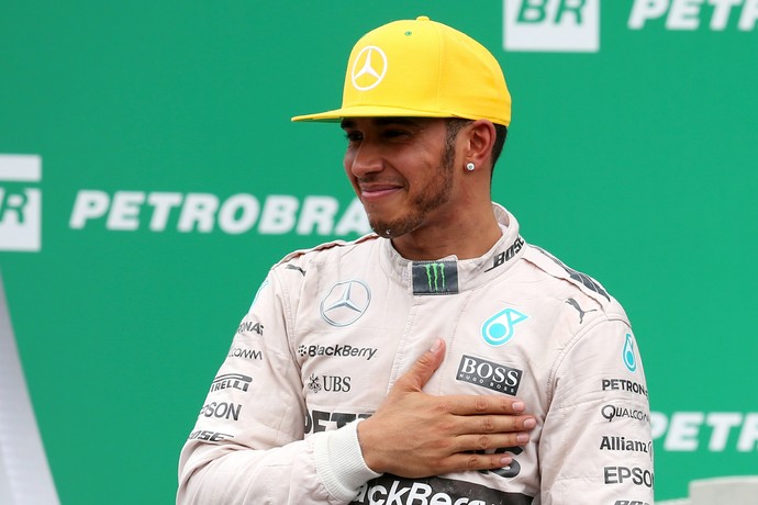 Apesar de segundo lugar, Lewis Hamilton estava alegre no pódio do GP do Brasil (Foto: Getty Images)