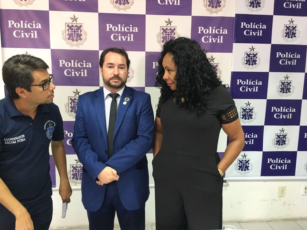 Coordenador do DHPP de Camaçari e a delegada que investiga o caso, Maria Tereza Silva Santos (Foto: Itana Alencar/G1)