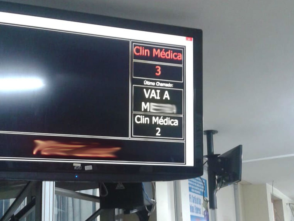 Painel de atendimento de hospital no DF exibi xingamento ao chamar pacientes. â€” Foto: Arquivo Pessoal