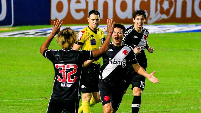 Com gramado encharcado, CSA e Vasco empatam no Rei Pelé ...