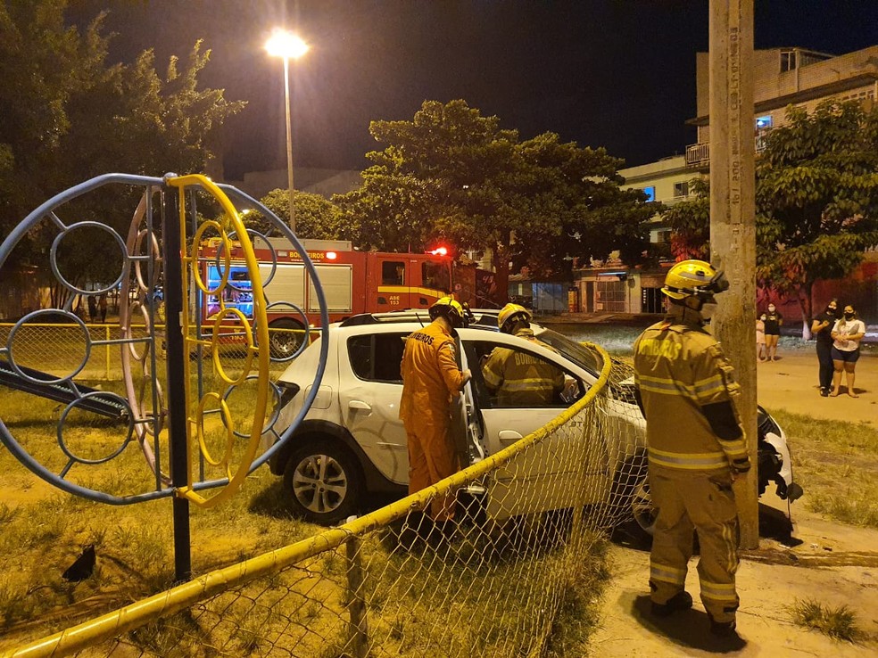 Carro invade parquinho e atinge poste no Guará II, no Distrito Federal.  — Foto: CBMDF/Divulgação