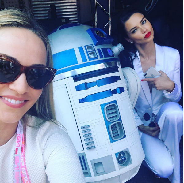 A modelo brasileira Adriana Lima com uma amiga e com o robô R2-D2 (Foto: Instagram)