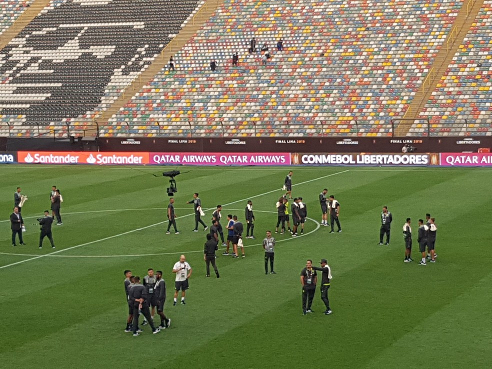 Flamengo faz reconhecimento no gramado do Monumental &mdash; Foto: Marcelo Baltar