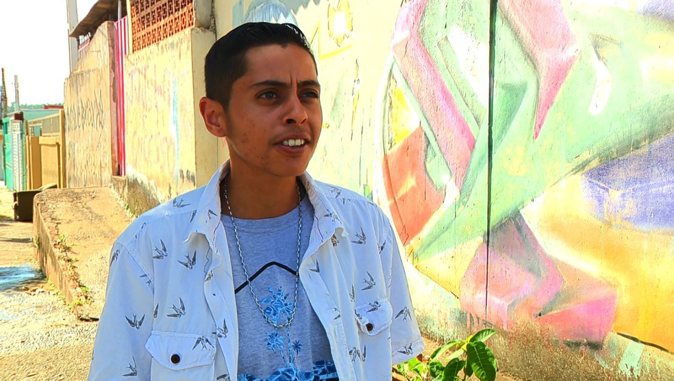 A auxiliar de limpeza Thais de Paula Cyriaco diz que foi impedida de usar o banheiro feminino no trabalho — Foto: Reprodução/EPTV