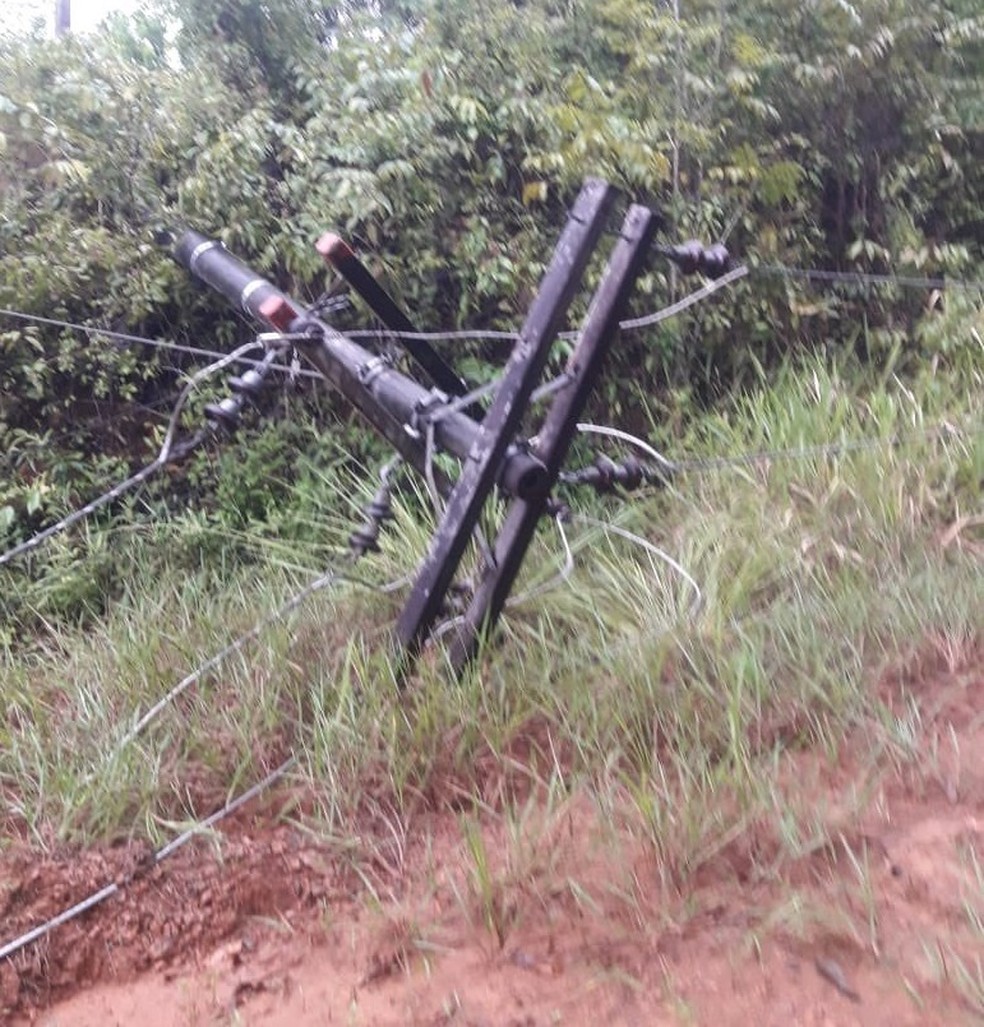 Queda de poste e rompimento da rede deixou Pedra Branca sem energia &mdash; Foto: Reprodu&ccedil;&atilde;o