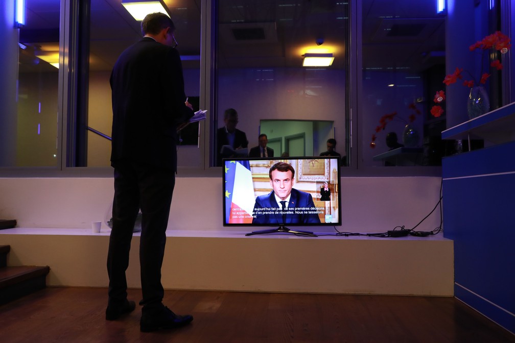 Presidente da França, Emmanuel Macron, anuncia na TV nesta quinta-feira (12) medidas para conter novo coronavírus — Foto: Ludovic Marin/AFP