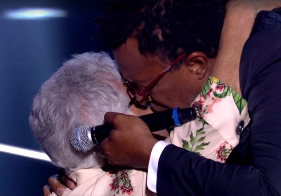Tony Gordon, campeão do The Voice Brasil 2019, entrega o troféu para a mãe — Foto: Reprodução/TV Globo
