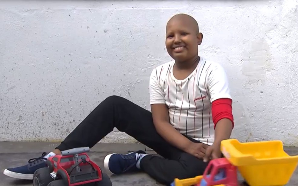 Ítalo Ribeiro, de 13 anos, está com câncer e faz tratamento no Martagão Gesteira, em Salvador — Foto: Reprodução/TV Bahia