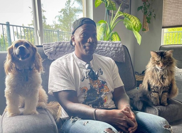 Derrick Green é tutor de um gato, chamado  Moppers, e de uma cachorra, Stella (Foto: Instagram/@derrickgreenofficial/Reprodução)