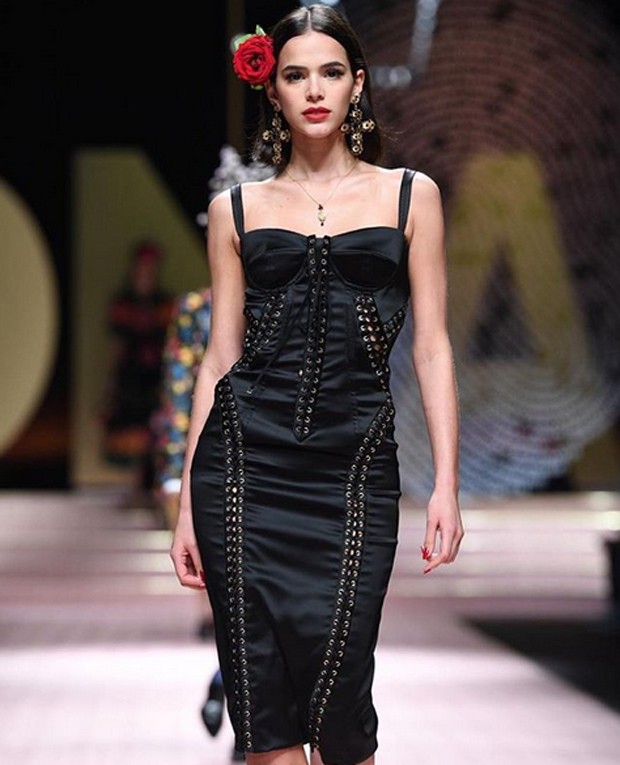 Bruna Marquezine desfila para a Dolce e Gabbana (Foto: Reprodução/Instagram)