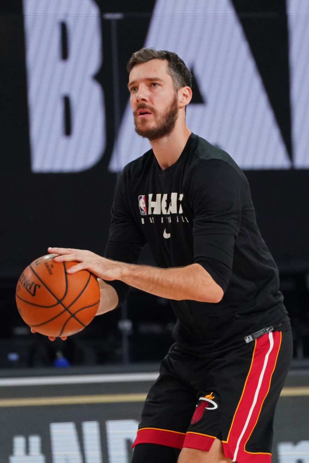 Goran Dragic tenta aquecer, mas não atua no jogo 4 — Foto:  Jesse D. Garrabrant/Getty Images
