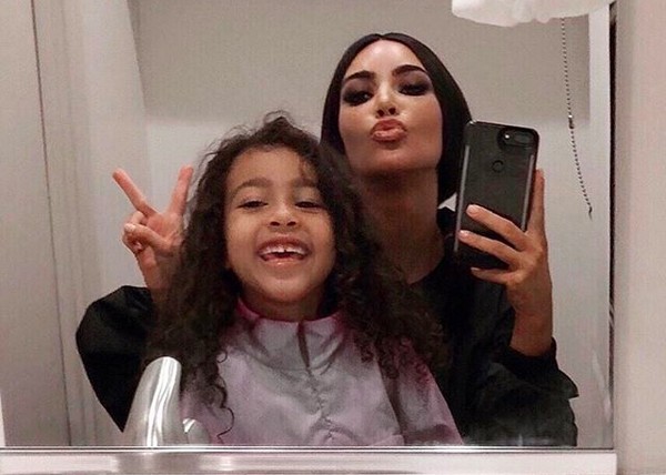 A socialite Kim Kardashian com a filha North West (Foto: Instagram)