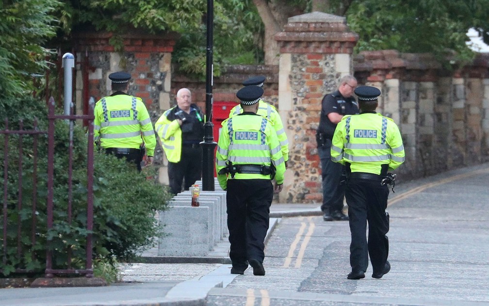 Policiais chegam ao local da ocorrência em Reading, no sul da Inglaterra — Foto: Steve Parsons/PA via AP