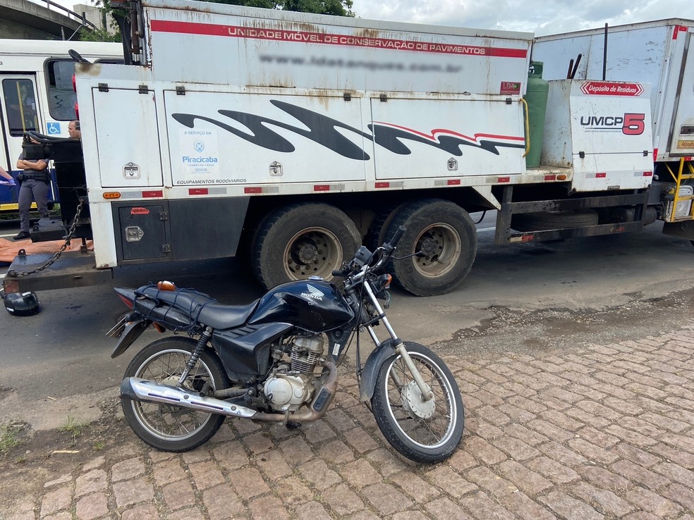 Moto atingiu caminhão e motociclista foi atingido por outro veículo em Piracicaba — Foto: Edijan Del Santo/EPTV