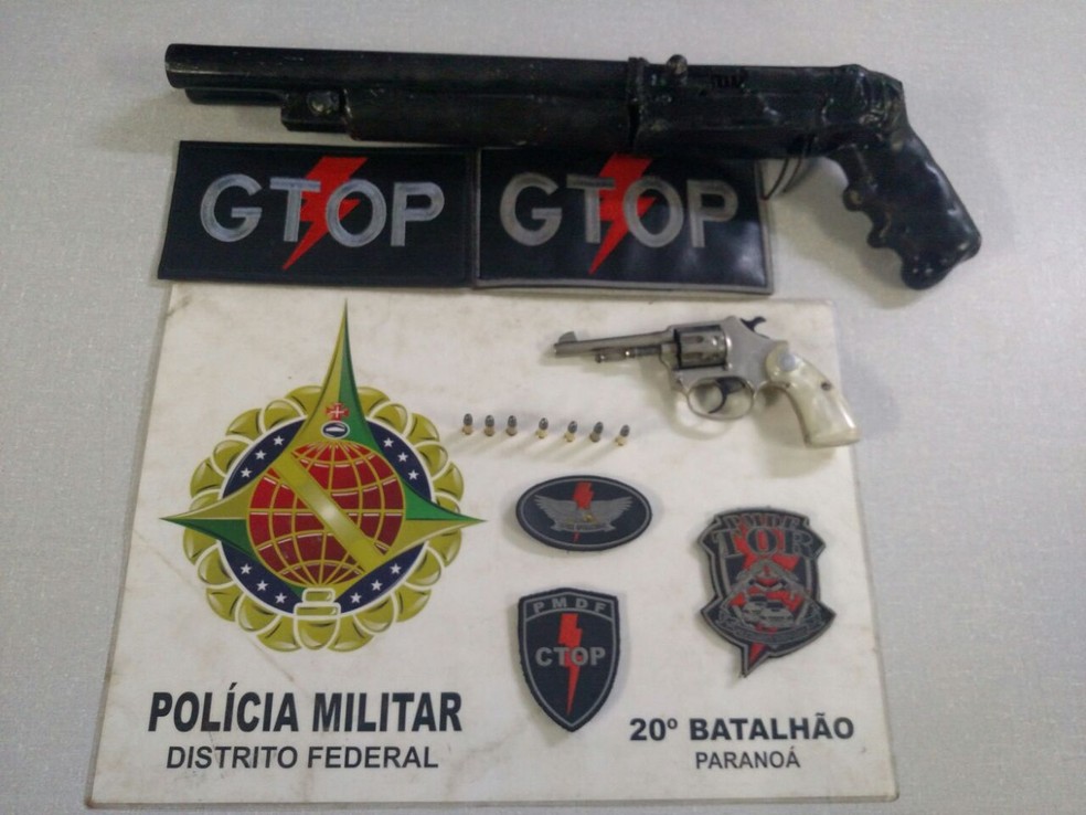 Espingarda e revólver apreendidos com suspeitos no condomínio Del Lago, no DF (Foto: PMDF/Divulgação)