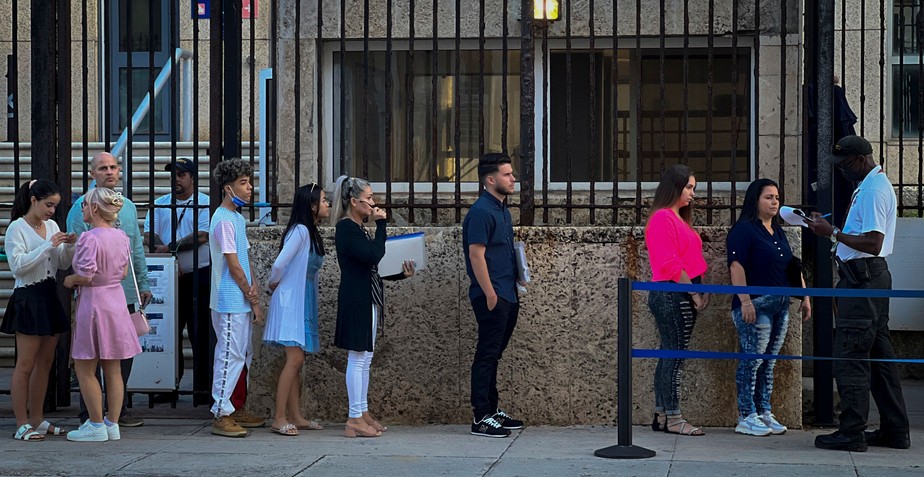 Cubanos na fila da embaixada americana em Havana, reaberta após cinco anos