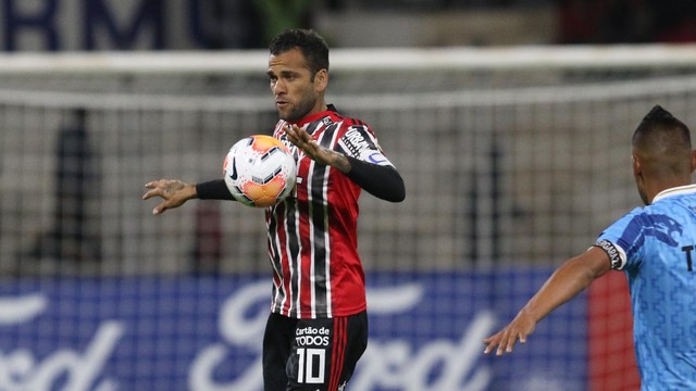 Daniel Alves em ação pelo São Paulo na Libertadores