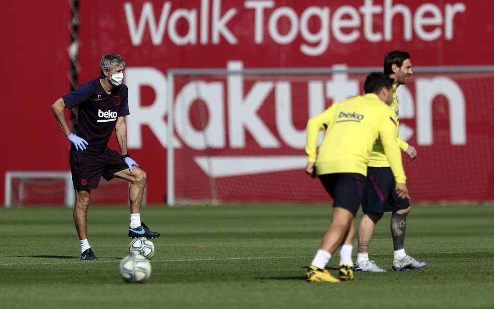 Quique Setién observa Messi em treino do Barcelona — Foto: AFP