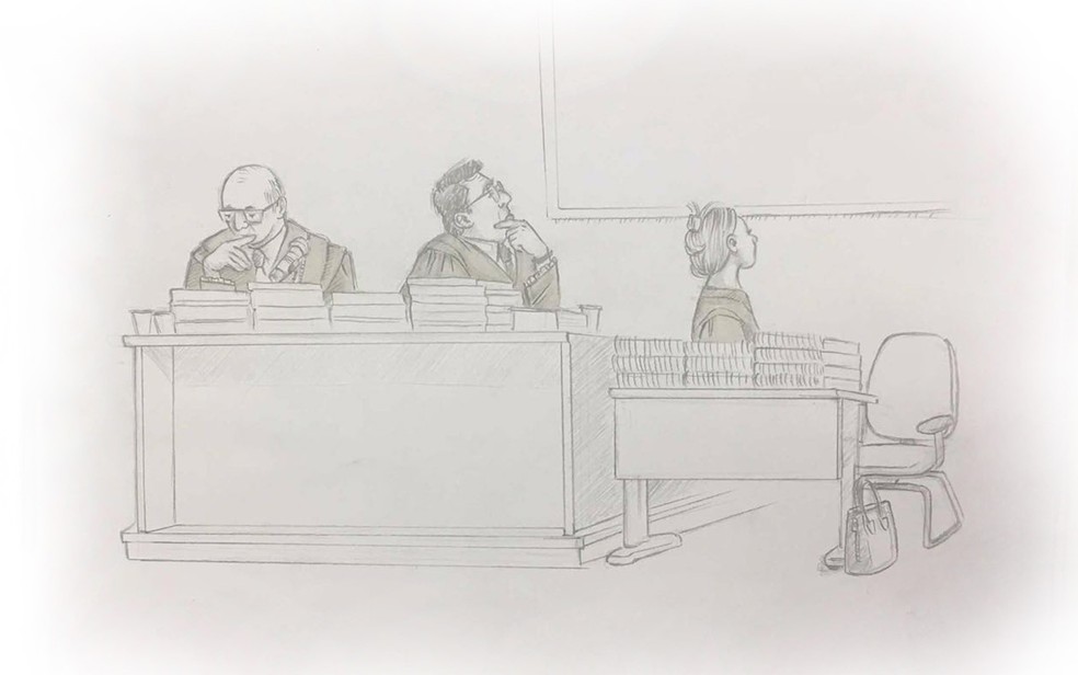 Acusação assiste a vídeos de reportagens da época do crime durante júri de Elize Matsunaga (Foto: Roberta Jaworski/Editoria de Arte/G1)