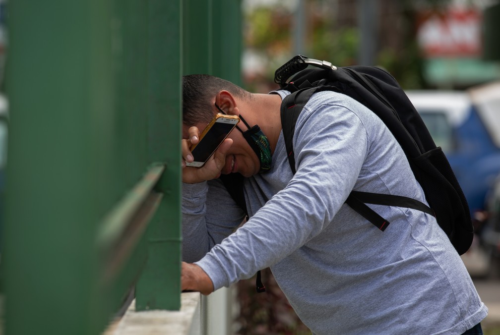 Homem chora na porta do Hospital 28 de Agosto, em Manaus, em meio a desabastecimento de oxigênio na cidade durante novo surto de Covid-19 na quinta-feira, 14 de janeiro. — Foto: Michael Dantas/AFP