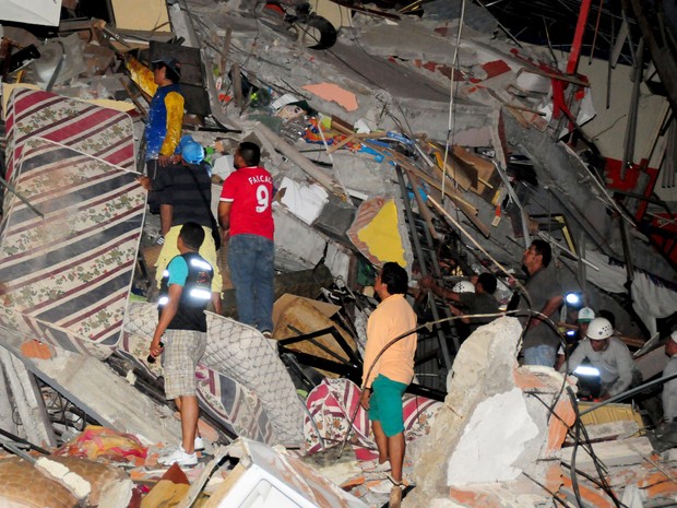 Equipe de resgate busca sobreviventes em escombros na cidade de Manta, no Equador, atingida por terremoto (Foto: Paul Ochoa/Reuters)
