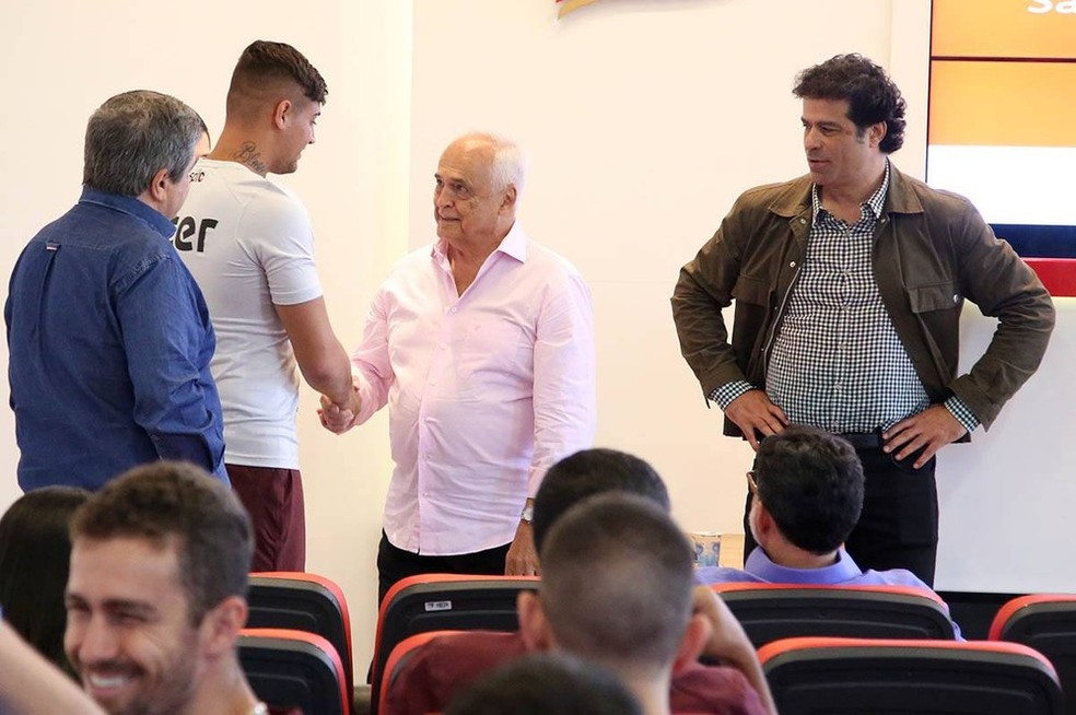 Preisdente Leco (centro) ao lado do executivo de futebol Raí (Foto: Divulgação)