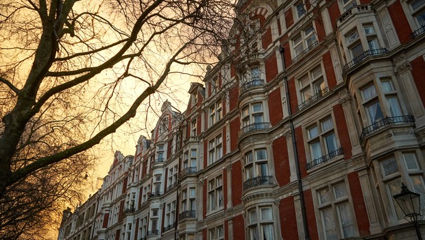 Edifício vermelho em Londres, Reino Unido (Foto: JRoaPhoto via Getty Images)