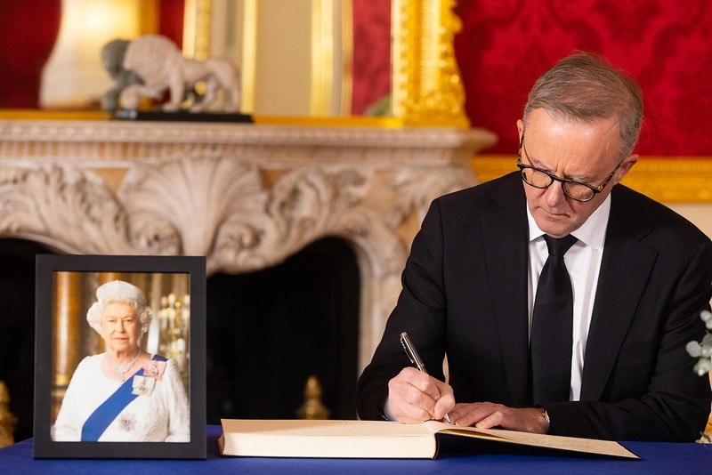 Anthony Albanese, primeiro-ministro da Austrália, assina um livro de condolências na Lancaster House, em Londres — Foto: David Parry/PA Media Assignments