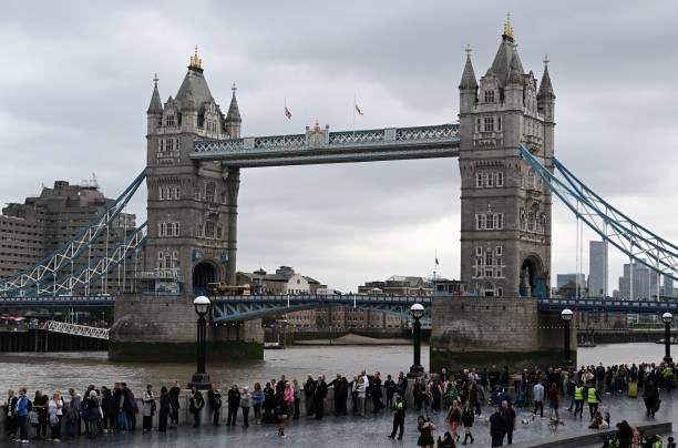 Nesta quinta-feira a fila para ver o caixão da rainha Elizabeth em Londres alcançou 8 km de extensão  (Foto: CARL DE SOUZA/AFP via Getty Images)
