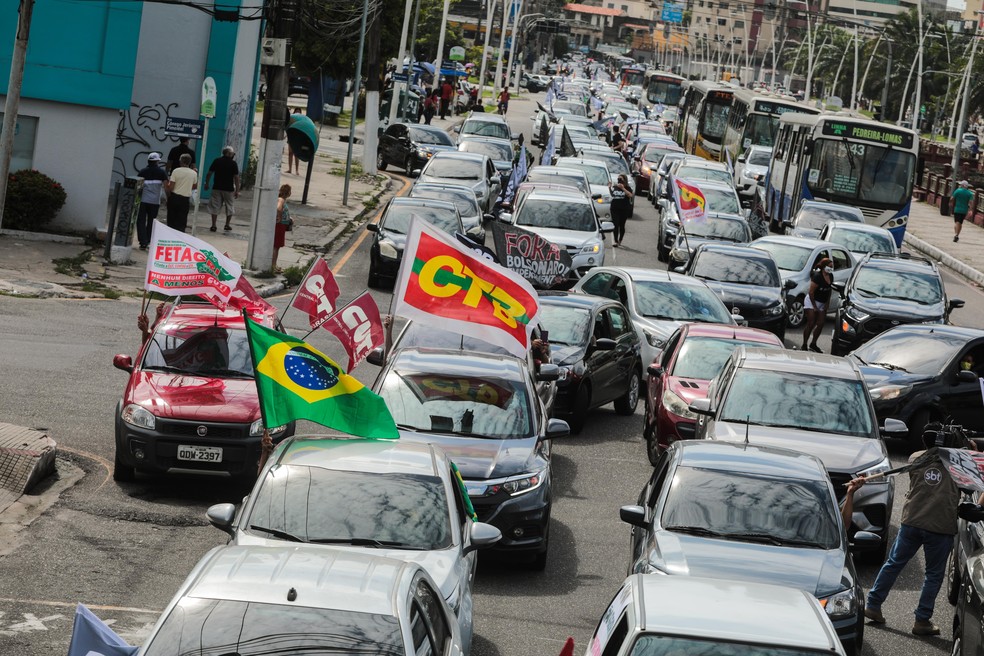 Movimentos sociais realizam carreata contra o governo Bolsonaro nesta sábado (23). — Foto: Agência Estado