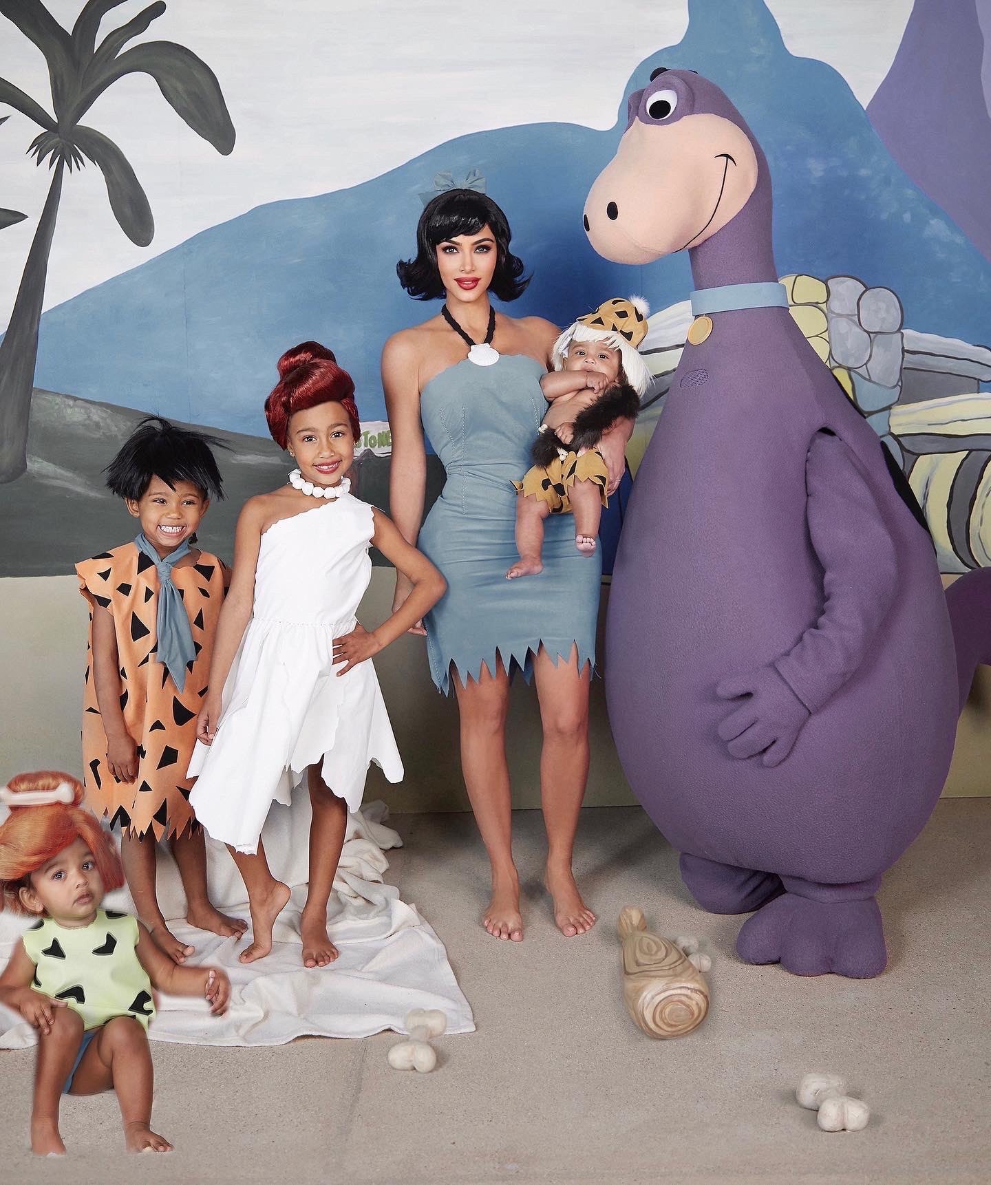 Família de Kim Kardashian fantasiada como os Flinstones (Foto: Instagram)
