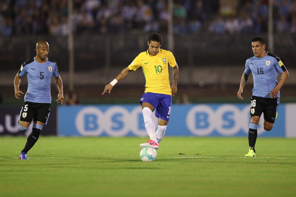 Neymar fez um golaço no último jogo contra o Uruguai, em março de 2017 — Foto: Pedro Martins/Mowa Press