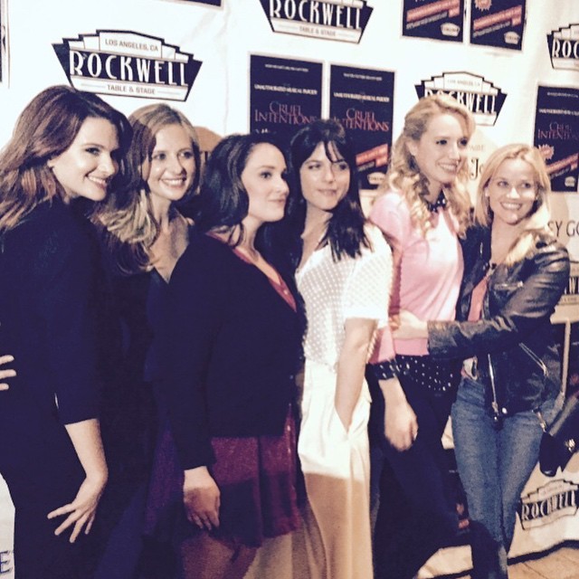 Sarah Michelle Gellar, Reeser Witherspoon e Selma Blair encontram atrizes que as interpretam no palco (Foto: Reprodução/Instagram)