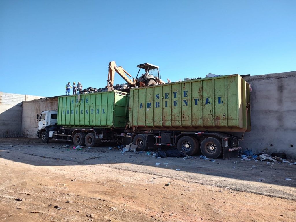 Lixo sólido de Poços de Caldas começa a ser transportado para cidade no interior de SP