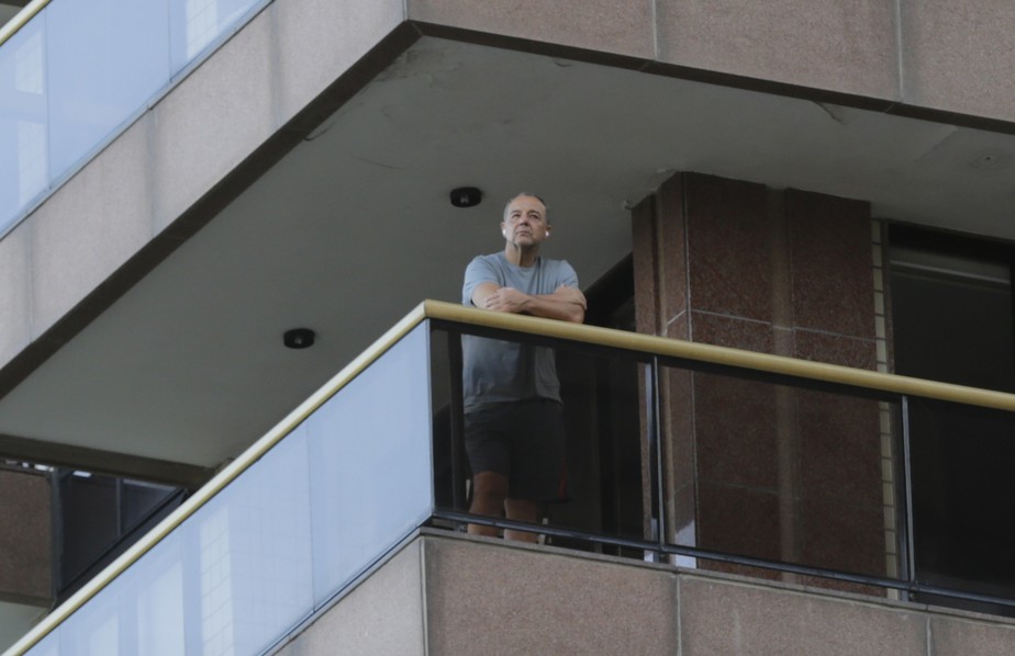Sérgio Cabral na varanda de apartamento em Copacabana após decisão judicial