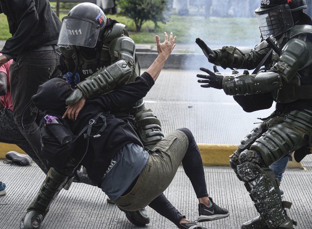 Polícia detém manifestante durante protestos em Bogotá, em 21 de novembro de 2019 — Foto: Juan Barreto / AFP