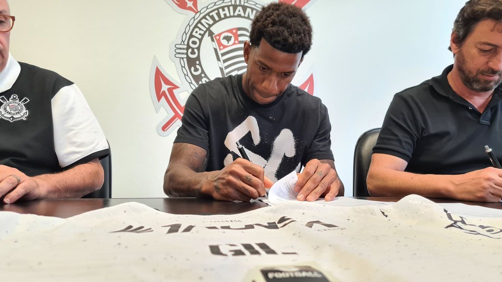 Gil assinou renovação no Corinthians — Foto: Agência Corinthians