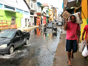 Rua dos Barés, no Centro de Manaus, é a primeira a ficar comprometida pela subida das águas (Foto: Luis Henrique Oliveira/G1 AM)