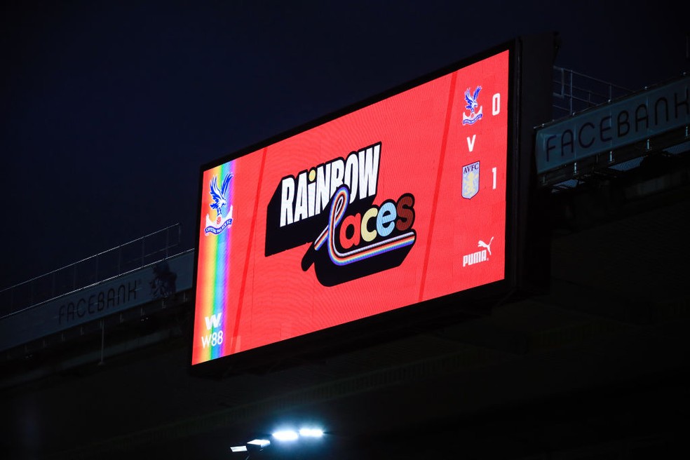 Clubes da Premier League vão mostrar apoio à causa LGBTQ+ nas próximas rodadas — Foto: Getty Images