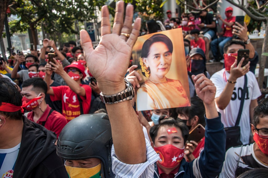 BANGKOK, THAILAND - 2021/02/01: NLD supporter wearing a mask holds a portrait of Aung San Suu Kyi during the demonstration.National League for Democracy (NLD) supporters and Thai anti-Coup protesters rally outside Myanmar's embassy after the  Myanmar mil (Foto: SOPA Images/LightRocket via Gett)