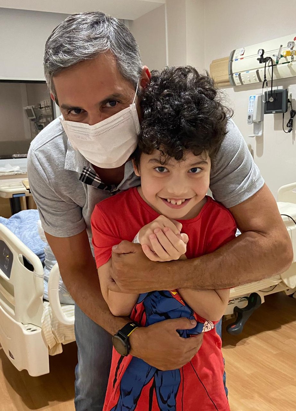 Gladson, primeira criança a receber um novo coração no Einstein, e seu cardiologista, o médico Gustavo Foronda — Foto: Arquivo pessoal
