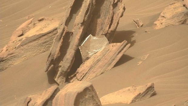 Pedaço de papel alumínio de manta térmica do Perseverance, encontrado pelo próprio rover em junho (Foto: NASA)