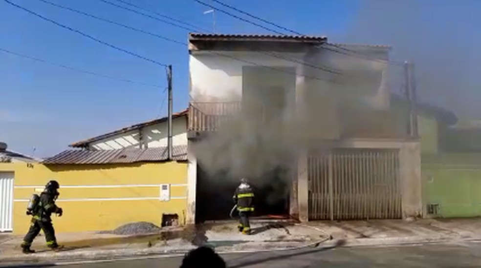 Carro pega fogo dentro de garagem em Itapetininga — Foto: Arquivo Pessoal/Edvaldo Barbosa