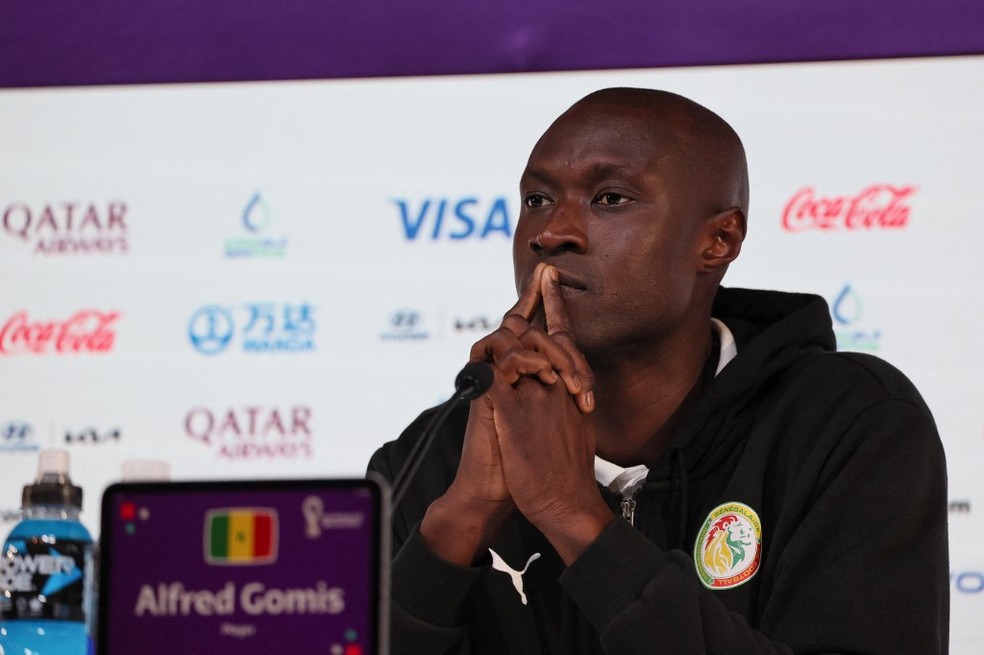 Alfred Gomis, goleiro reserva de Senegal, foi quem compareceu na coletiva na véspera do jogo — Foto: Jack Guez / AFP
