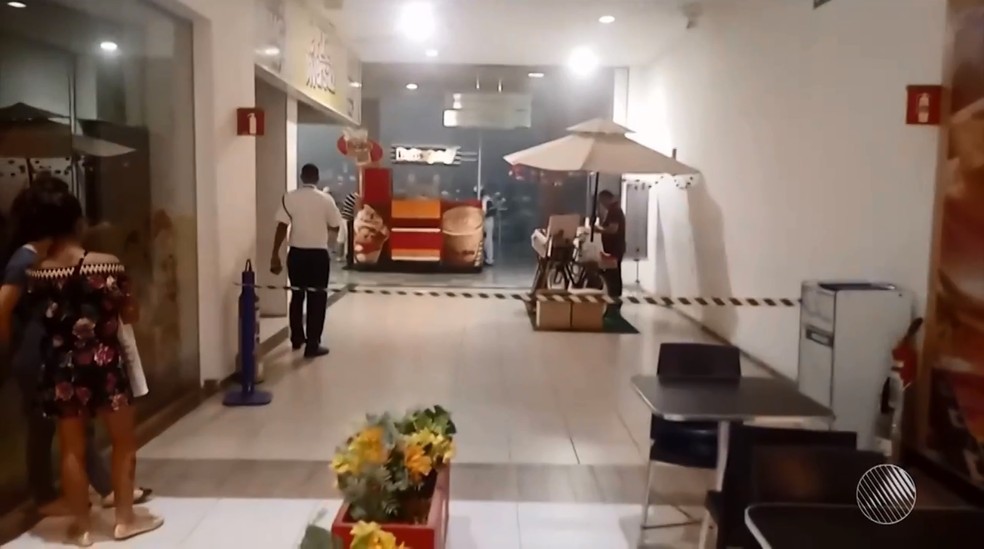 Após incêndio, parte do shopping foi interditada em Itabuna (Foto: Reprodução/TV Santa Cruz)