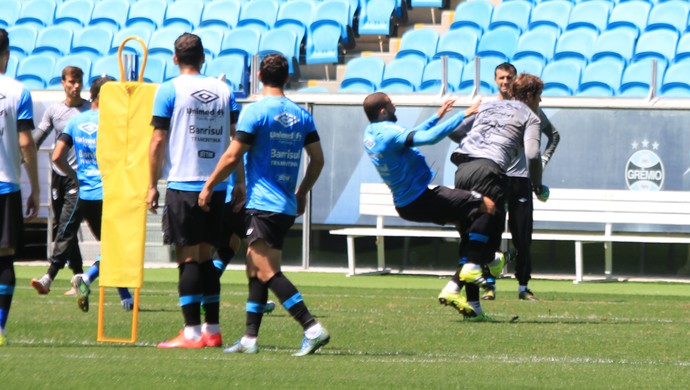 Após choque com goleiro Tiago, Edinho abandona treino na Arena